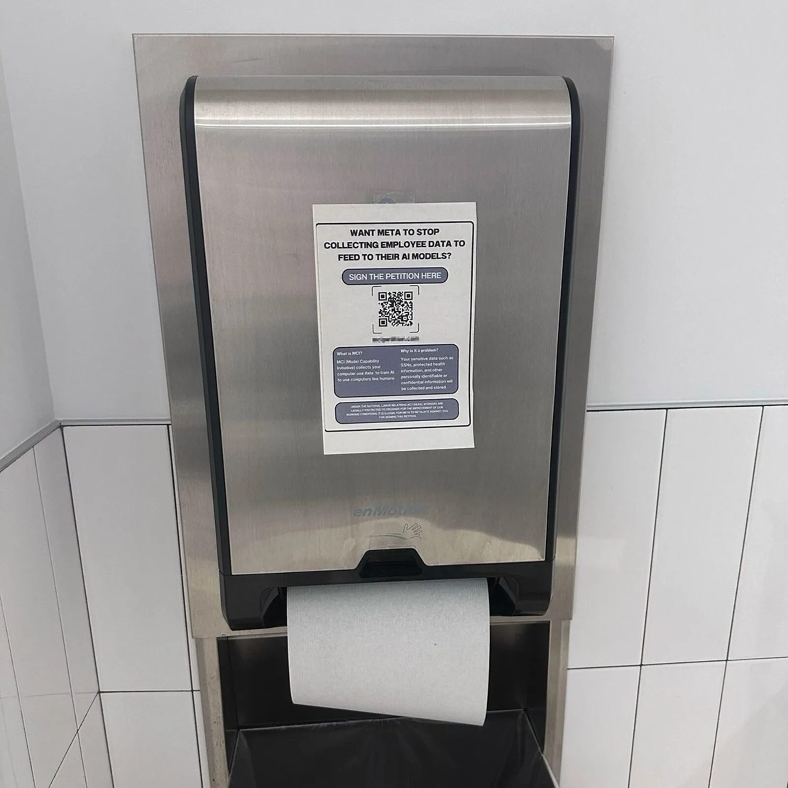 Meta hojatxonasidagi varaqada xodimlar o'z ma'lumotlaridan, jumladan sichqoncha bosishlari